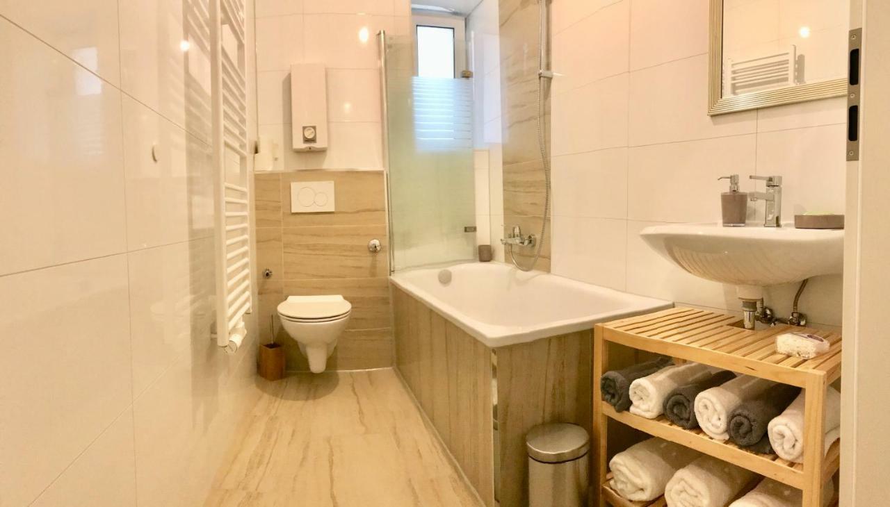 Apartments - Free Parking - Wifi - Kitchen Essen Bagian luar foto